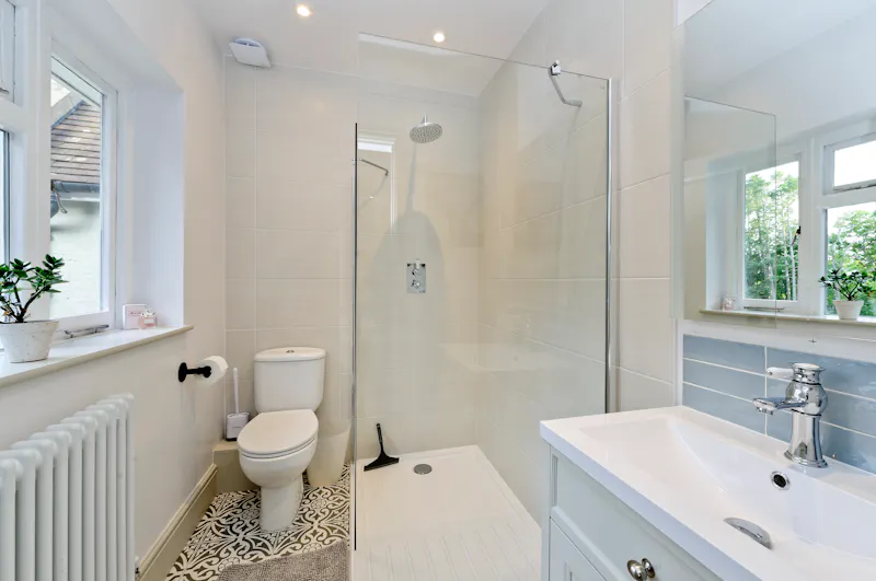 Bathroom at Surrey Hills country house, D2703 (photo 18)
