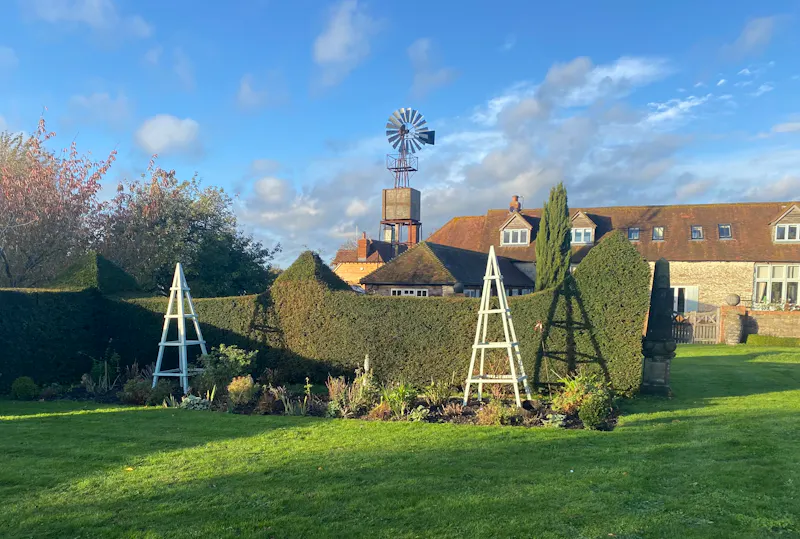 Views - country at Roke 18th century barn, L752 (photo 30)
