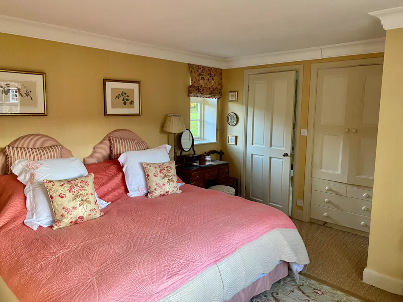 Bedroom at Roke 18th century barn, L752 (photo 15)
