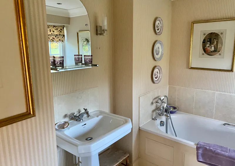 Bathroom at Roke 18th century barn, L752 (photo 16)