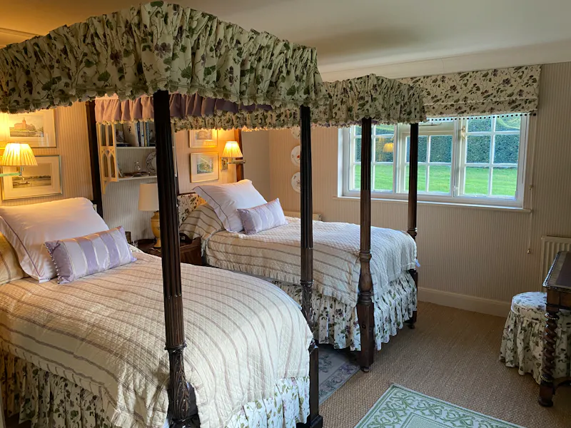 Bedroom at Roke 18th century barn, L752 (photo 18)