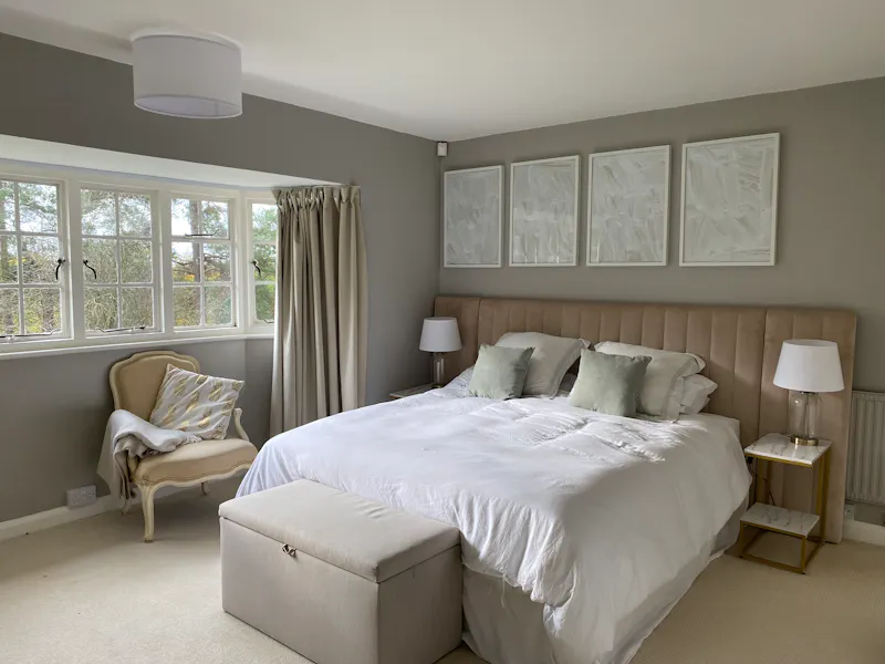 Bedroom at 1920s Farnham house, D2697 (photo 15)