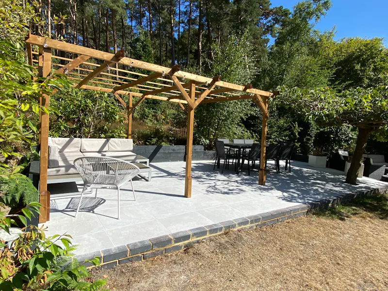 Terrace/Patio at 1920s Farnham house, D2697 (photo 17)