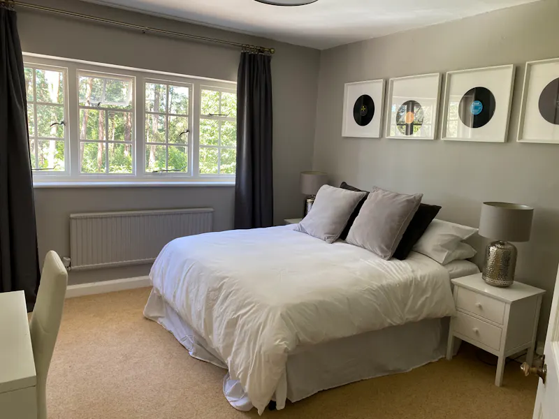 Bedroom at 1920s Farnham house, D2697 (photo 11)