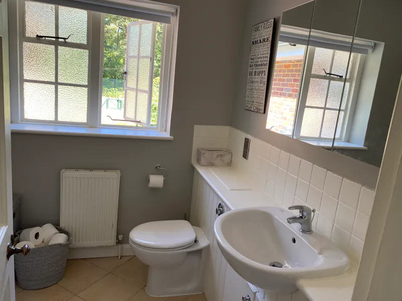 Bathroom at 1920s Farnham house, D2697 (photo 10)