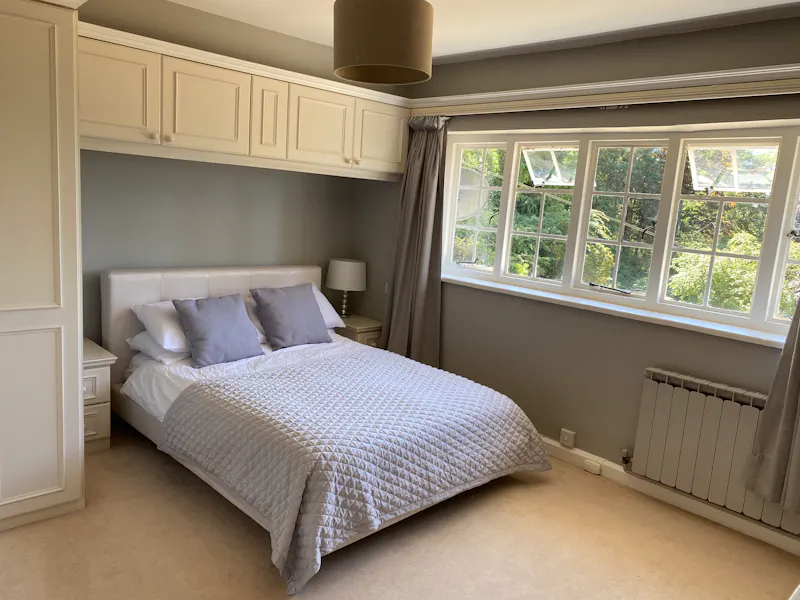 Bedroom at 1920s Farnham house, D2697 (photo 13)