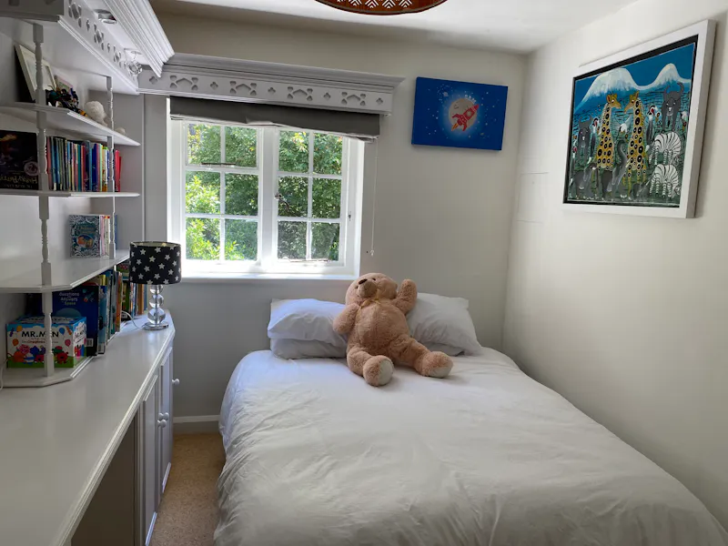 Bedroom at 1920s Farnham house, D2697 (photo 9)