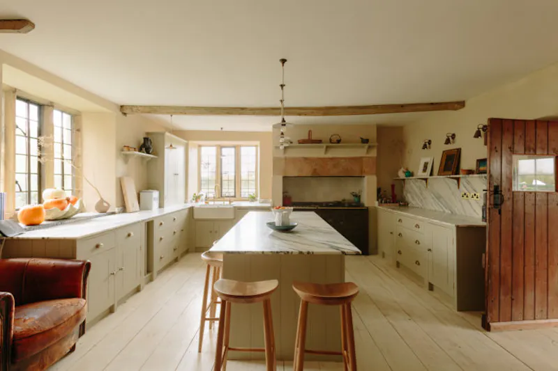 Kitchen island at Langport manor house, H190 (photo 18)