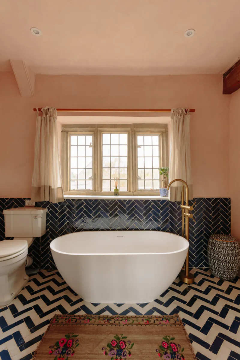 Bathroom at Langport manor house, H190 (photo 34)