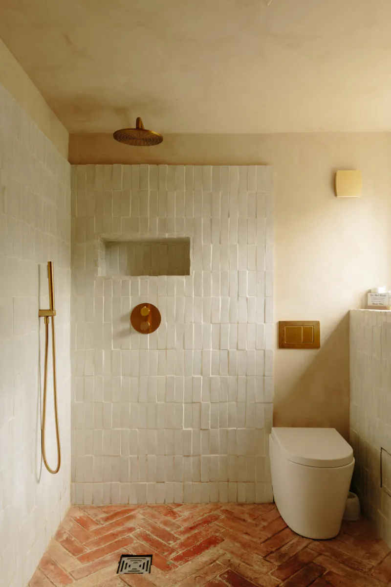 Shower at Langport manor house, H190 (photo 55)