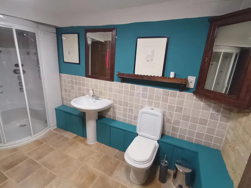Bathroom at Martock tudor court house, M355 (photo 15)