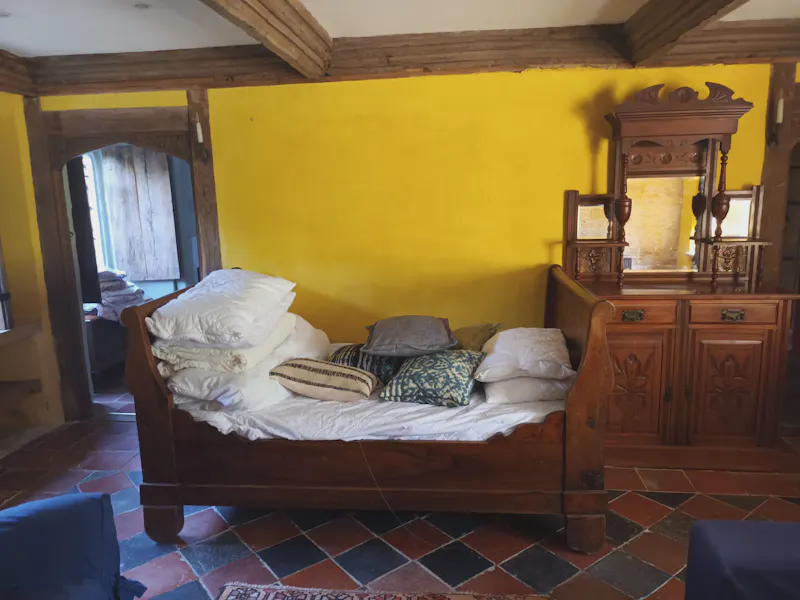 Bedroom at Martock tudor court house, M355 (photo 16)