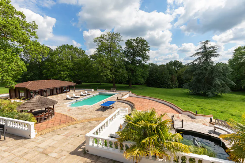 Garden at Potters Bar modern mansion, D2702 (photo 48)