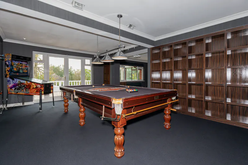 Games room at Potters Bar modern mansion, D2702 (photo 15)