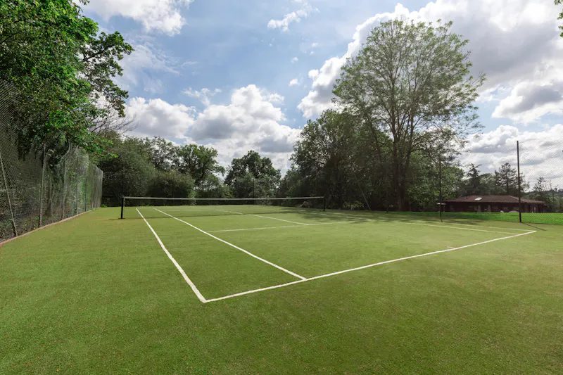 Tennis court at Potters Bar modern mansion, D2702 (photo 37)