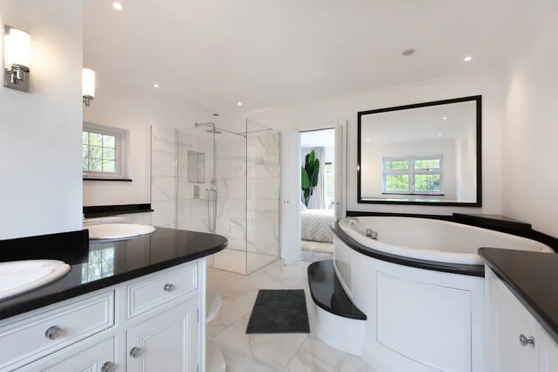 Bath at Potters Bar modern mansion, D2702 (photo 26)
