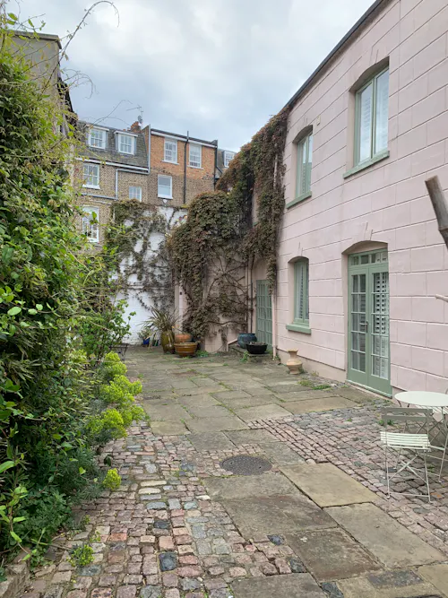 Primrose Hill mews home, D2701