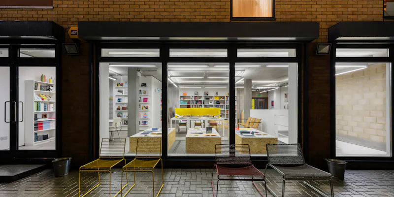Modern Cambridge Heath studio, N386 (photo 1)