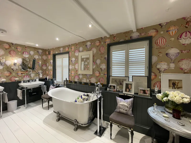 Wallpaper at Large Newbury home, A1601 (photo 15)