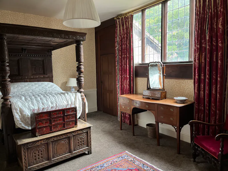 Bedroom at Womborne country house, B2011 (photo 15)