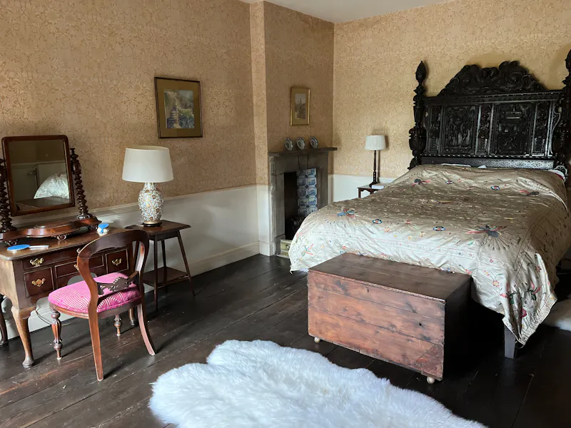 Bedroom at Womborne country house, B2011 (photo 13)