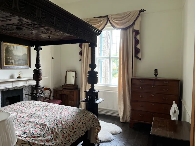 Bedroom at Womborne country house, B2011 (photo 17)