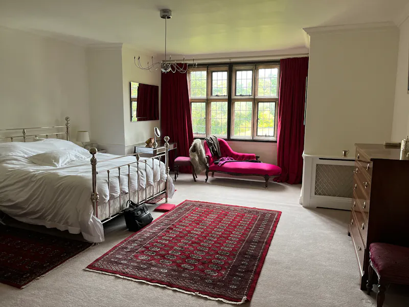 Bedroom at Womborne country house, B2011 (photo 18)