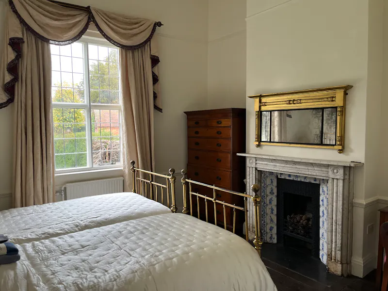 Bedroom at Womborne country house, B2011 (photo 10)