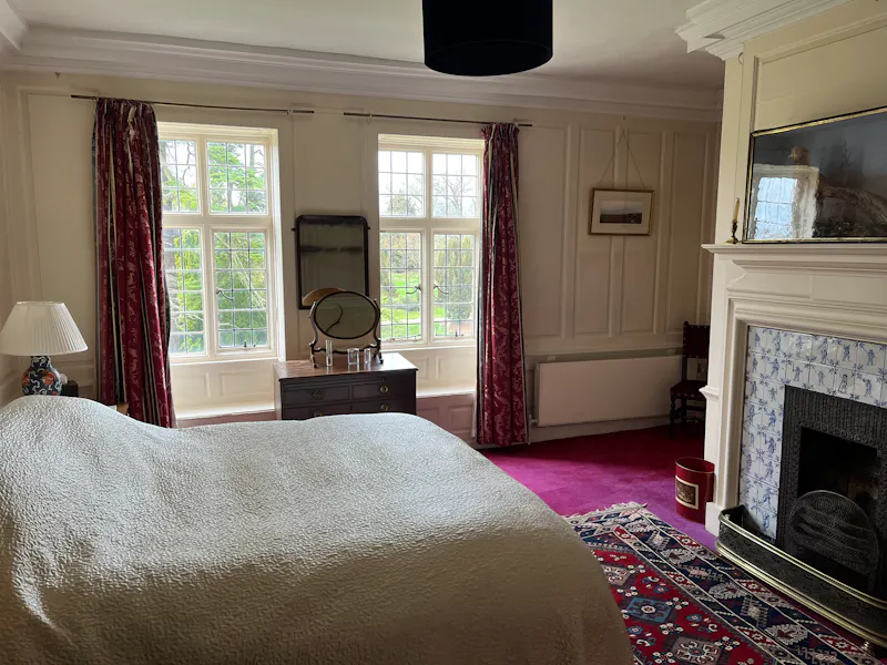 Bedroom at Womborne country house, B2011 (photo 19)