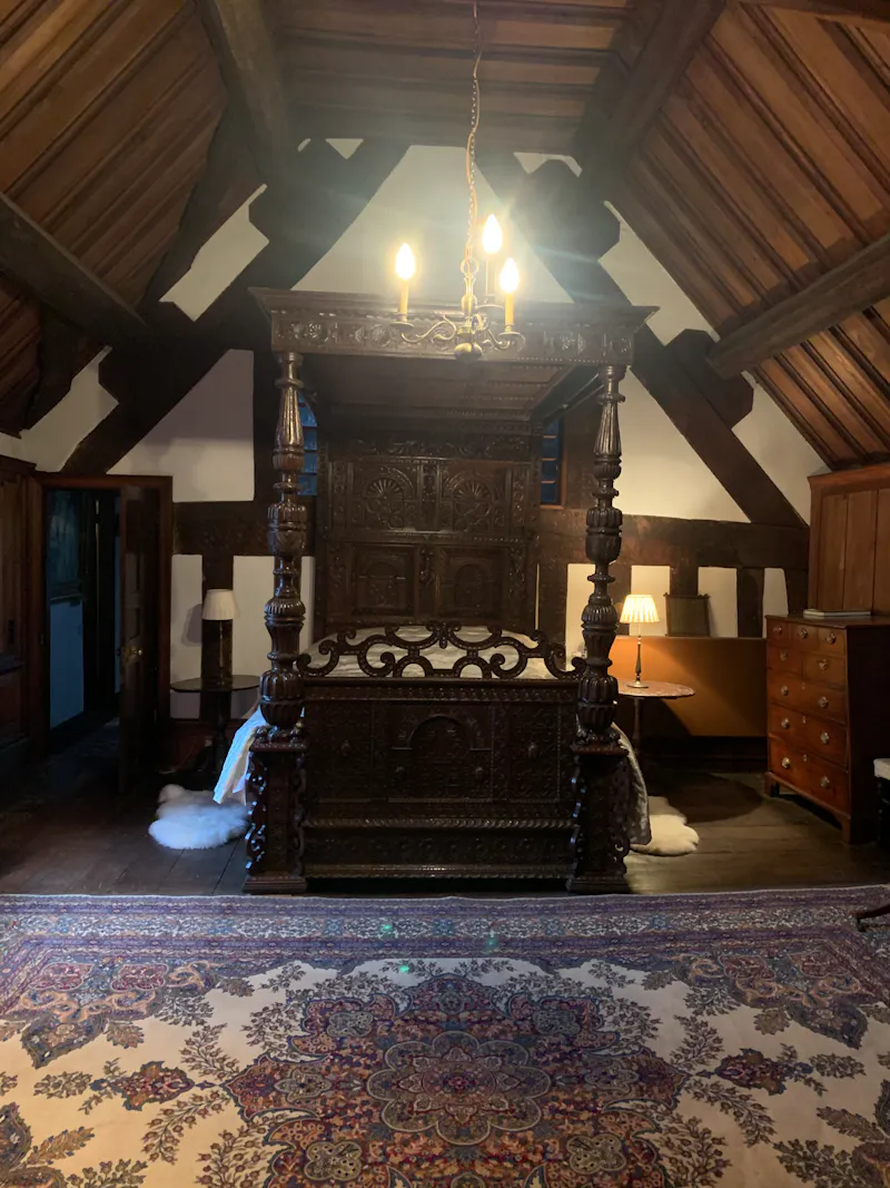 Bedroom at Womborne country house, B2011 (photo 8)