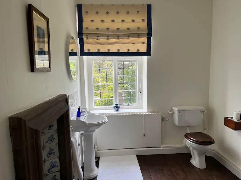 Bathroom at Womborne country house, B2011 (photo 9)