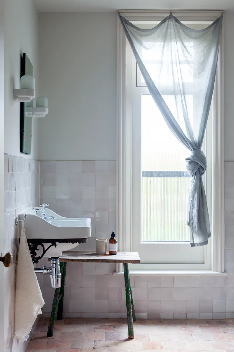 Bathroom at Stylish Rye house, B2012 (photo 17)