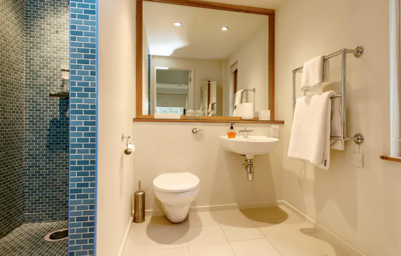 Bathroom at Billingshurst wooden farmhouse, D1691 (photo 17)