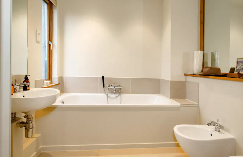 Bathroom at Billingshurst wooden farmhouse, D1691 (photo 15)