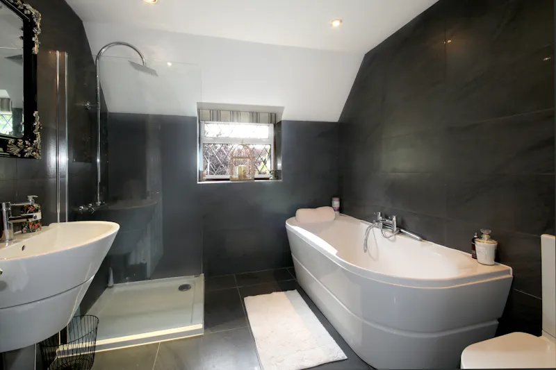 Bathroom at Large Maidenhead house, D2699 (photo 18)