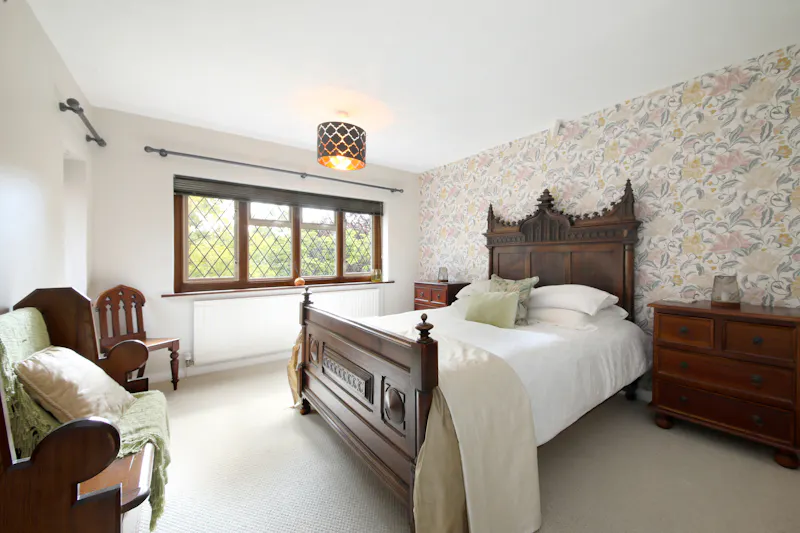 Bedroom at Large Maidenhead house, D2699 (photo 22)