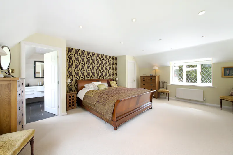 Bedroom at Large Maidenhead house, D2699 (photo 15)