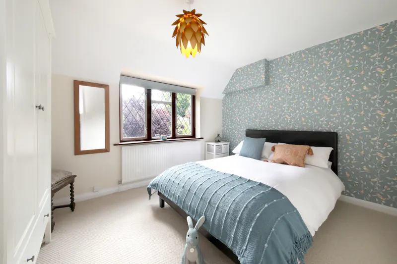 Bedroom at Large Maidenhead house, D2699 (photo 17)