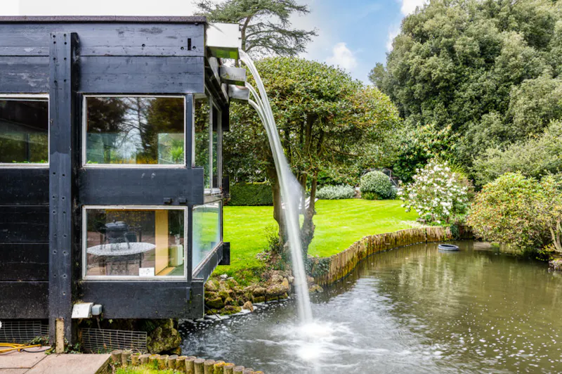 Lake at Listed 60s Stanmore house, D2281 (photo 20)