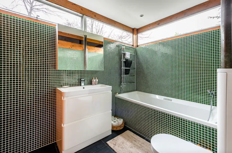 Bathroom at Listed 60s Stanmore house, D2281 (photo 17)