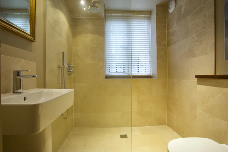 Bathroom at Crewkerne grande manor house, H1013 (photo 40)