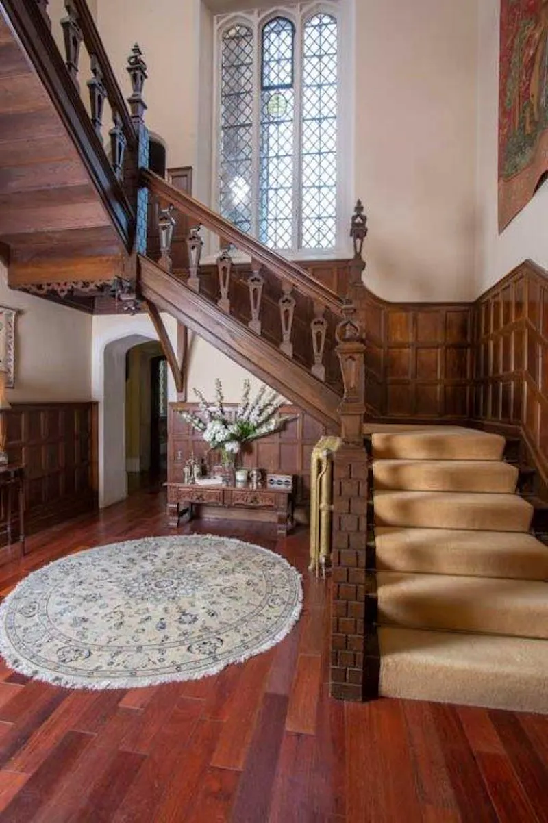 Staircase at Elizabethan Manor in Luton, H176 (photo 12)