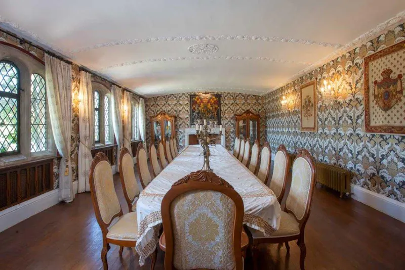 Wallpaper at Elizabethan Manor in Luton, H176 (photo 10)