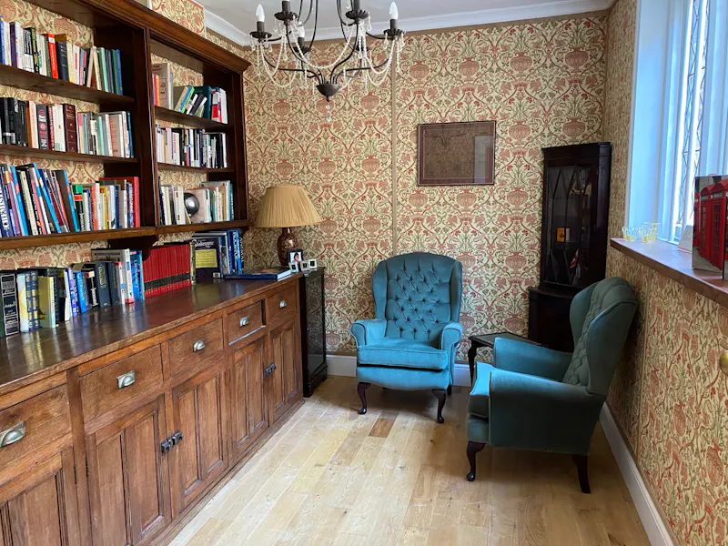 Wallpaper at Elizabethan Manor in Luton, H176 (photo 6)