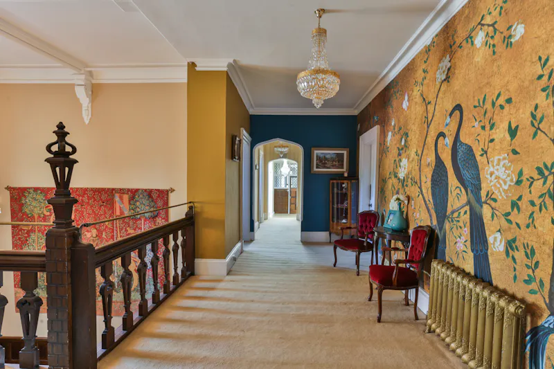 Landing at Elizabethan Manor in Luton, H176 (photo 13)