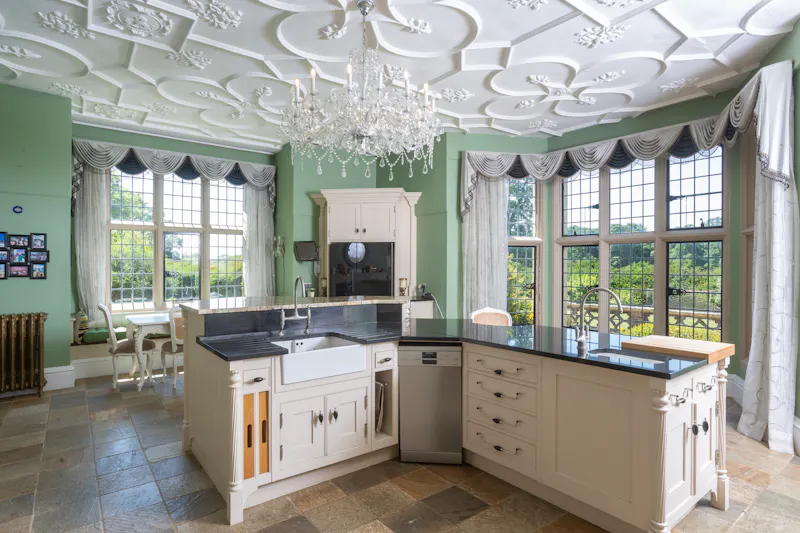 Kitchen at Elizabethan Manor in Luton, H176 (photo 8)