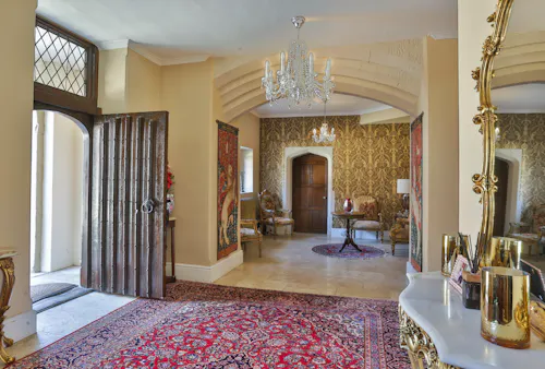 Elizabethan Manor in Luton, H176