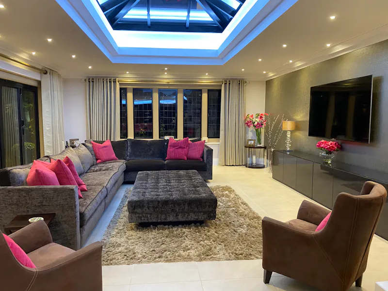 Living Room at Beaconsfield country manor, D2707 (photo 4)