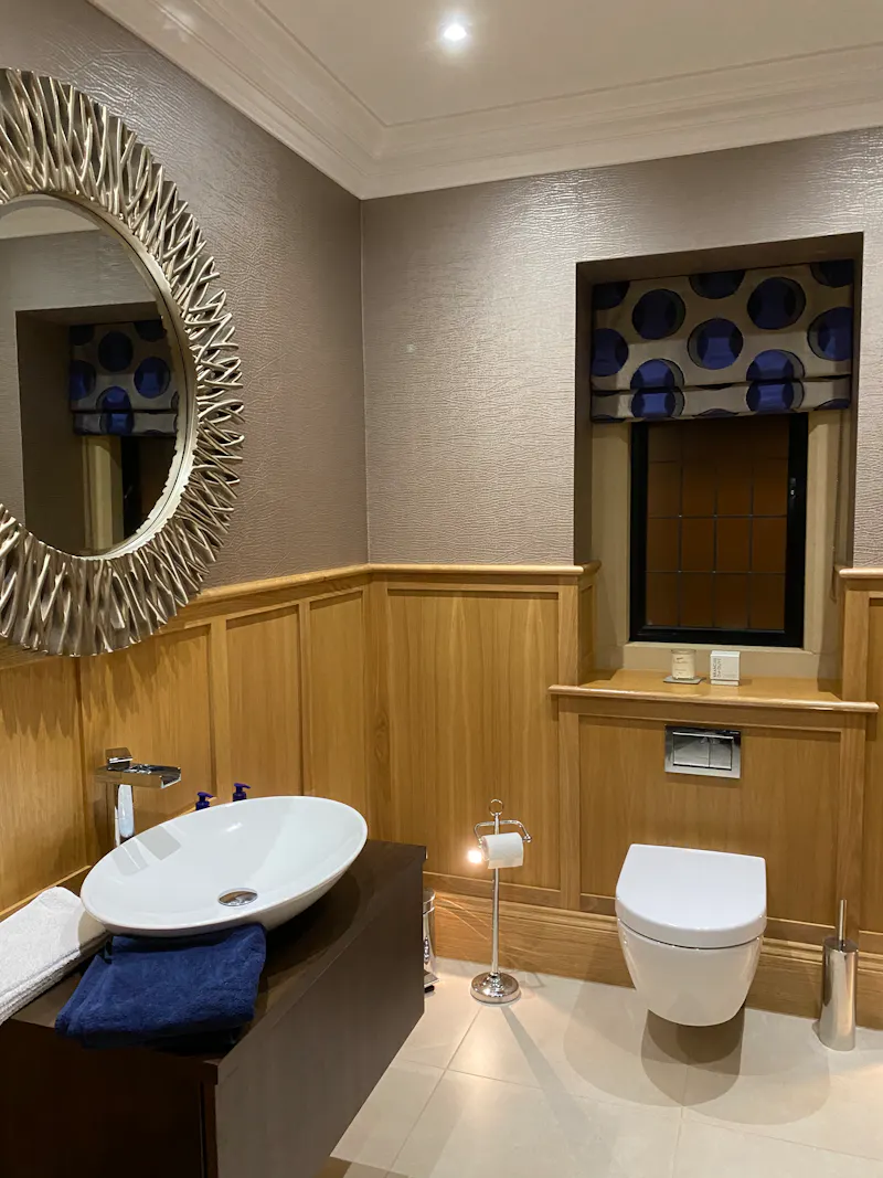 Bathroom at Beaconsfield country manor, D2707 (photo 25)