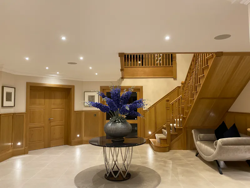 Entrance hall at Beaconsfield country manor, D2707 (photo 2)